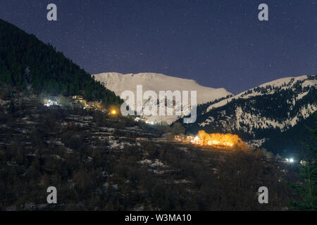 Nuit majestueux ciel au-dessus des cimes enneigées des montagnes Agrafa Banque D'Images