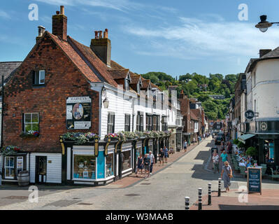 Zone piétonne avec des magasins de la rue Haute Cliffe et shoppers sur une journée ensoleillée en été, Lewes, East Sussex, England, UK Banque D'Images