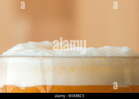 Tête de bière mousseuse, collier ou sur mousse haut de boissons servis au verre mug. Banque D'Images