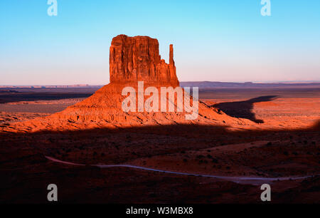 Butte au coucher du soleil à Monument Valley, Arizona, USA Banque D'Images