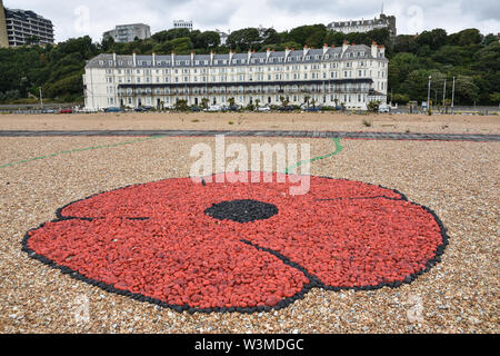 Coquelicot géant sur la plage de Folkestone, Kent, UK en juillet 2019 Banque D'Images