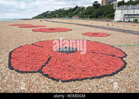 Sculpture de pavot géant sur la plage de Folkestone, Kent, UK en juillet 2019 Banque D'Images