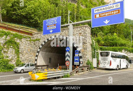 Le Lac de Côme, Menaggio, ITALIE - Juin 2019 : voiture, sortir le tunnel à Menaggio, sur le lac de Côme. Le tunnel relie l'Italie et la Suisse Banque D'Images