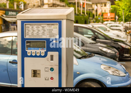 Tremezzo, Lac de Côme, Italie - Juin 2019 : parking ticket machine moderne sur le bord de lac dans Cademabbia sur le lac de Côme. Banque D'Images