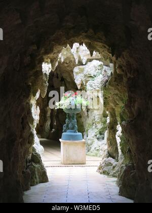 Voir jusqu'à la grotte et fernery au Swiss Garden à Shuttleworth, créé à l'aide de l'artificiel, pulhamite rock. Banque D'Images