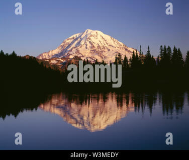 USA, Washington, Mt. Rainier National Park, coucher de la lumière sur les territoires du côté de Mt. Rainier se reflète dans le lac Eunice. Banque D'Images