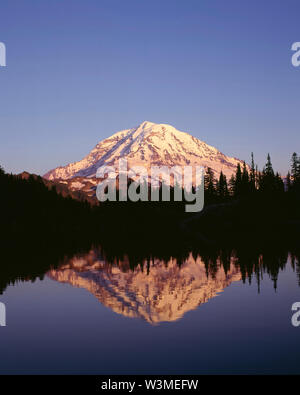 USA, Washington, Mt. Rainier National Park, coucher de la lumière sur les territoires du côté de Mt. Rainier se reflète dans le lac Eunice. Banque D'Images