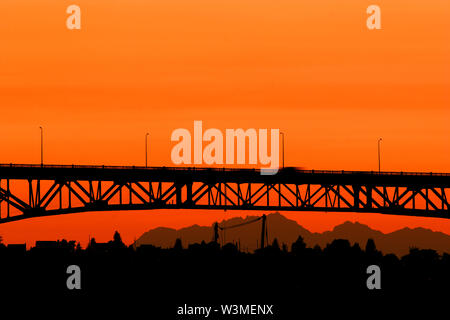 Bridge au coucher du soleil à Seattle, Washington Banque D'Images