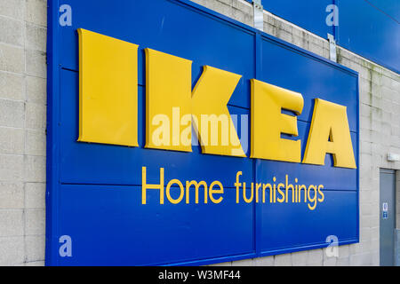 IKEA bleu et jaune, mobilier Accueil Inscription à l'extérieur d'un magasin IKEA en Angleterre, Royaume-Uni Banque D'Images