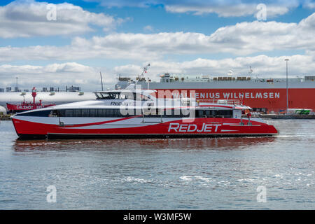 Pied à grande vitesse catamaran Jet Rouge 6 appartenant à la compagnie de ferry Red Funnel arrivant à Town Quay dans le port de Southampton, England, UK Banque D'Images