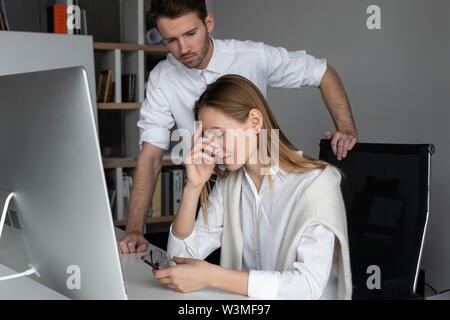 Contrarié businesswoman et sympathique collègue Banque D'Images