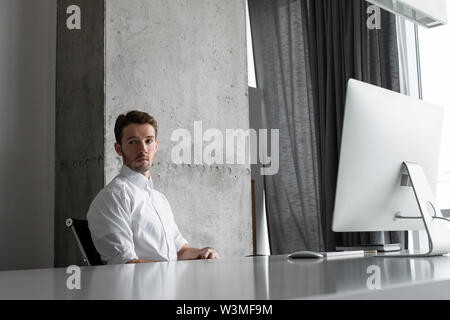 Businessman sitting at desk Banque D'Images