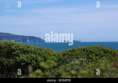 Vue sur les aiguilles et l'île de Wight prises à partir de la côte à Milford on Sea, Hampshire, Royaume-Uni Banque D'Images