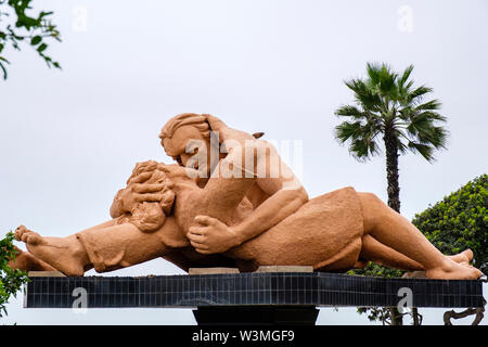 El Beso (le baiser), sculpture de Victor Delfin au Parque del Amor (Parc de l'amour), parc de la ville dans le district de Miraflores, Lima, Pérou Banque D'Images