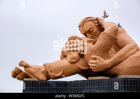 El Beso (le baiser), sculpture de Victor Delfin au Parque del Amor (Parc de l'amour), parc de la ville dans le district de Miraflores, Lima, Pérou Banque D'Images