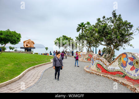 Les gens marchent sur le Parque del Amor (Love Park) avec des murs carrelés, mosaïques, parc de la ville dans le district de Miraflores, Lima, Pérou Banque D'Images