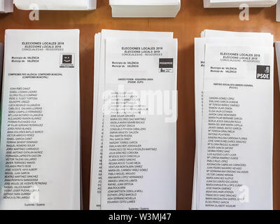 Valencia, Espagne - 26 mai 2019 : Les bulletins de vote avec les noms des candidats dans l'espagnol les élections municipales, avec le logo de la partie politique Banque D'Images