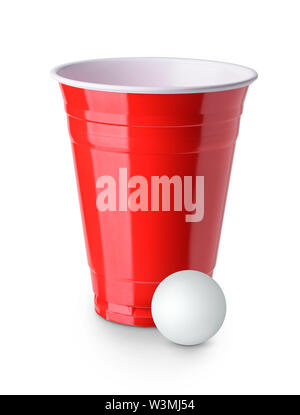 Beer Pong. Tasse en plastique rouge et balle de ping-pong isolé sur fond blanc Banque D'Images