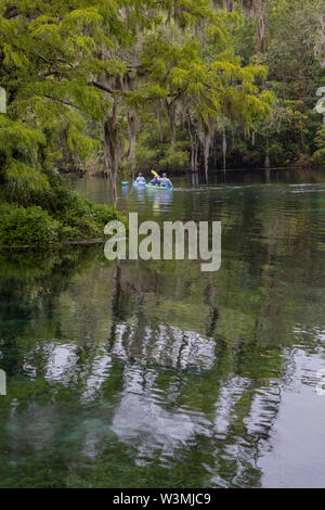 Kayak sur la rivière d'argent de Silver Springs State Park, Floride Banque D'Images