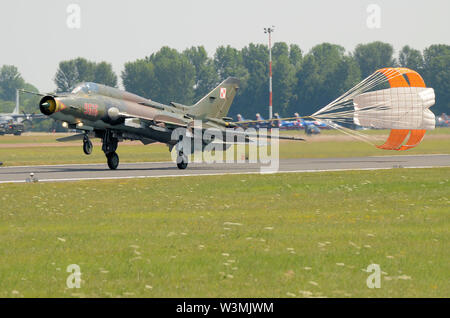 Sukhoi Su-22 : OTAN Fitter est un chasseur-bombardier soviétique. Armée de l'Air polonaise. Utilisé par bloc de l'Est. La guerre froide l'Union soviétique. Chute de frein landing Banque D'Images