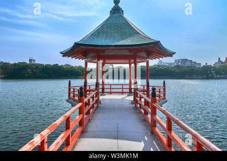 Pont de l'étang du parc Ohori ville Ukimi Kyushu Japon Fukuoka gazebo pavillion Banque D'Images