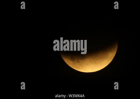 Bournemouth, Royaume-Uni. 16 juillet 2019. Une éclipse lunaire partielle vu du Royaume-Uni à l'occasion du cinquantième anniversaire de l'Apollo 11 lancement. Bournemouth, Dorset, UK. Crédit : Richard Crease/Alamy Live News Banque D'Images