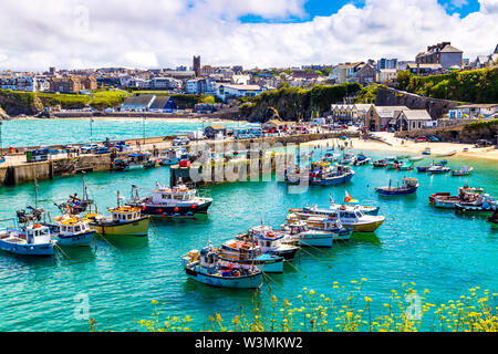 Bateaux dans le port de Newquay avec la ville en arrière-plan, Cornwall, UK Banque D'Images
