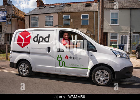 Pilote de la DPD Steve Moore est enchanté de son nouveau all-electric delivery van Nissan, en dépit de réserves initiales Banque D'Images