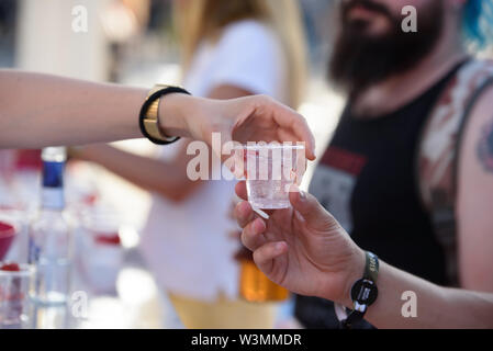 MADRID - JUIN 30: Le serveur donne un coup de feu à un client à Download (Heavy Metal Music festival) le 30 juin 2019 à Madrid, Espagne. Banque D'Images