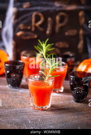 Halloweens verre cocktail bloody mary Banque D'Images