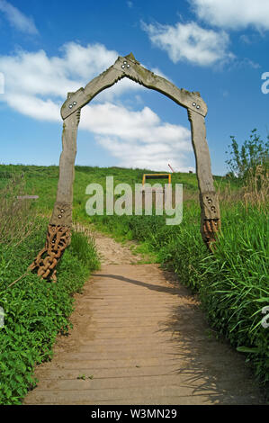 UK,South Yorkshire,Rotherham Centenaire,Nature,Parc Riverside arche en bois sur sentier Banque D'Images