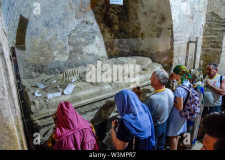 Demre, Turquie - le 22 mai 2019 : Pèlerins près du sarcophage de saint Nicolas à Demre, Turquie Banque D'Images