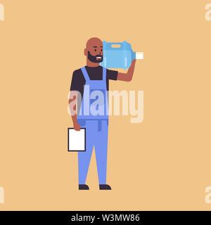 African American courier en uniforme tenant une bouteille de plastique de l'eau douce et des presse-papiers sous forme de réception de livraison express concept télévision pleine Illustration de Vecteur