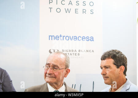 16 juillet 2019 - 17 juillet 2019 (Malaga) L'acteur Antonio Banderas Malaga a assisté à la présentation officielle de la projet immobilier Tours Picasso, dont il est l'image, à son avis, il reflète sa vision de l'avenir de Malaga, une ville qui, il a soutenu, ''doit pense que de luxe, d'une industrie qui peut contribuer beaucoup''. Ce projet prévoit la construction de trois tours résidentielles de 21 étages sur la côte ouest de Malaga capitale. Le complexe aura 86,963 mètres carrés et sera formé par trois tours résidentielles de 21 étages chacun. Le projet comprendra un total de 213 Banque D'Images