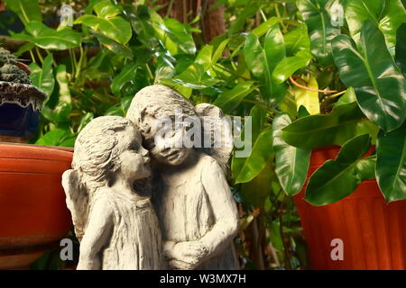 Libre de deux statues amoureux Ange debout ensemble dans le jardin, l'amour concept Banque D'Images