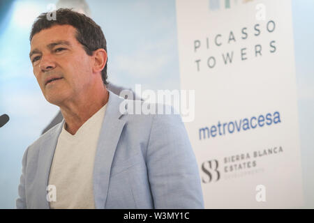 16 juillet 2019 - 17 juillet 2019 (Malaga) L'acteur Antonio Banderas Malaga a assisté à la présentation officielle de la projet immobilier Tours Picasso, dont il est l'image, à son avis, il reflète sa vision de l'avenir de Malaga, une ville qui, il a soutenu, ''doit pense que de luxe, d'une industrie qui peut contribuer beaucoup''. Ce projet prévoit la construction de trois tours résidentielles de 21 étages sur la côte ouest de Malaga capitale. Le complexe aura 86,963 mètres carrés et sera formé par trois tours résidentielles de 21 étages chacun. Le projet comprendra un total de 213 Banque D'Images