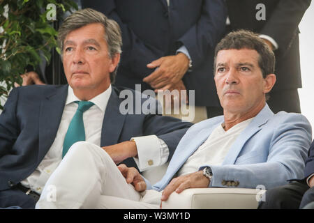 16 juillet 2019 - 17 juillet 2019 (Malaga) L'acteur Antonio Banderas Malaga a assisté à la présentation officielle de la projet immobilier Tours Picasso, dont il est l'image, à son avis, il reflète sa vision de l'avenir de Malaga, une ville qui, il a soutenu, ''doit pense que de luxe, d'une industrie qui peut contribuer beaucoup''. Ce projet prévoit la construction de trois tours résidentielles de 21 étages sur la côte ouest de Malaga capitale. Le complexe aura 86,963 mètres carrés et sera formé par trois tours résidentielles de 21 étages chacun. Le projet comprendra un total de 213 Banque D'Images