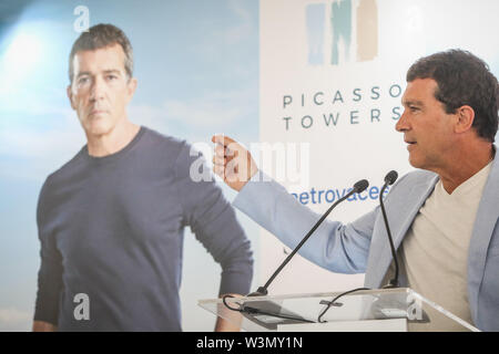 16 juillet 2019 - 17 juillet 2019 (Malaga) L'acteur Antonio Banderas Malaga a assisté à la présentation officielle de la projet immobilier Tours Picasso, dont il est l'image, à son avis, il reflète sa vision de l'avenir de Malaga, une ville qui, il a soutenu, ''doit pense que de luxe, d'une industrie qui peut contribuer beaucoup''. Ce projet prévoit la construction de trois tours résidentielles de 21 étages sur la côte ouest de Malaga capitale. Le complexe aura 86,963 mètres carrés et sera formé par trois tours résidentielles de 21 étages chacun. Le projet comprendra un total de 213 Banque D'Images