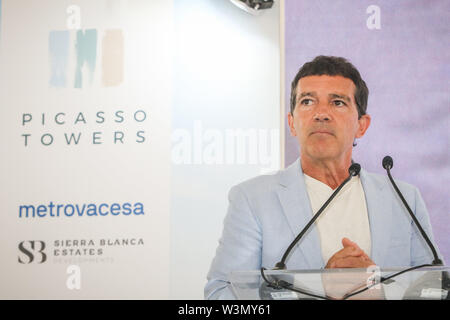 16 juillet 2019 - 17 juillet 2019 (Malaga) L'acteur Antonio Banderas Malaga a assisté à la présentation officielle de la projet immobilier Tours Picasso, dont il est l'image, à son avis, il reflète sa vision de l'avenir de Malaga, une ville qui, il a soutenu, ''doit pense que de luxe, d'une industrie qui peut contribuer beaucoup''. Ce projet prévoit la construction de trois tours résidentielles de 21 étages sur la côte ouest de Malaga capitale. Le complexe aura 86,963 mètres carrés et sera formé par trois tours résidentielles de 21 étages chacun. Le projet comprendra un total de 213 Banque D'Images