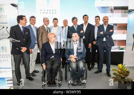 16 juillet 2019 - 17 juillet 2019 (Malaga) L'acteur Antonio Banderas Malaga a assisté à la présentation officielle de la projet immobilier Tours Picasso, dont il est l'image, à son avis, il reflète sa vision de l'avenir de Malaga, une ville qui, il a soutenu, ''doit pense que de luxe, d'une industrie qui peut contribuer beaucoup''. Ce projet prévoit la construction de trois tours résidentielles de 21 étages sur la côte ouest de Malaga capitale. Le complexe aura 86,963 mètres carrés et sera formé par trois tours résidentielles de 21 étages chacun. Le projet comprendra un total de 213 Banque D'Images