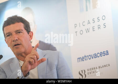 16 juillet 2019 - 17 juillet 2019 (Malaga) L'acteur Antonio Banderas Malaga a assisté à la présentation officielle de la projet immobilier Tours Picasso, dont il est l'image, à son avis, il reflète sa vision de l'avenir de Malaga, une ville qui, il a soutenu, ''doit pense que de luxe, d'une industrie qui peut contribuer beaucoup''. Ce projet prévoit la construction de trois tours résidentielles de 21 étages sur la côte ouest de Malaga capitale. Le complexe aura 86,963 mètres carrés et sera formé par trois tours résidentielles de 21 étages chacun. Le projet comprendra un total de 213 Banque D'Images