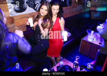 L'Inde la fête avec Reynolds Page 3 girl friends Emma Glover et Scarlett Howard à discothèque / bar Twisted Monkey le 26 décembre 2018. Banque D'Images