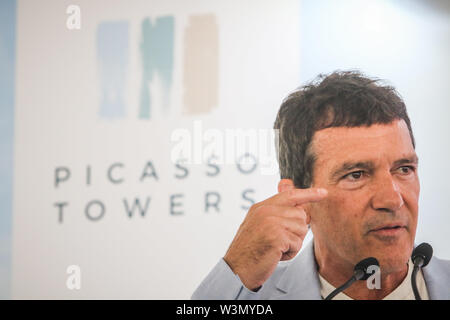 16 juillet 2019 - 17 juillet 2019 (Malaga) L'acteur Antonio Banderas Malaga a assisté à la présentation officielle de la projet immobilier Tours Picasso, dont il est l'image, à son avis, il reflète sa vision de l'avenir de Malaga, une ville qui, il a soutenu, ''doit pense que de luxe, d'une industrie qui peut contribuer beaucoup''. Ce projet prévoit la construction de trois tours résidentielles de 21 étages sur la côte ouest de Malaga capitale. Le complexe aura 86,963 mètres carrés et sera formé par trois tours résidentielles de 21 étages chacun. Le projet comprendra un total de 213 Banque D'Images