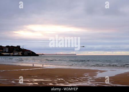 Al atardecer se dibujan luces en el lienzo de la playa de San Lorenzo. Banque D'Images