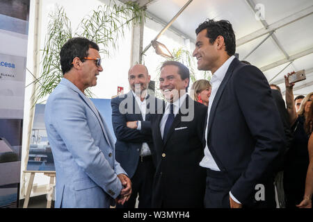 16 juillet 2019 - 17 juillet 2019 (Malaga) L'acteur Antonio Banderas Malaga a assisté à la présentation officielle de la projet immobilier Tours Picasso, dont il est l'image, à son avis, il reflète sa vision de l'avenir de Malaga, une ville qui, il a soutenu, ''doit pense que de luxe, d'une industrie qui peut contribuer beaucoup''. Ce projet prévoit la construction de trois tours résidentielles de 21 étages sur la côte ouest de Malaga capitale. Le complexe aura 86,963 mètres carrés et sera formé par trois tours résidentielles de 21 étages chacun. Le projet comprendra un total de 213 Banque D'Images