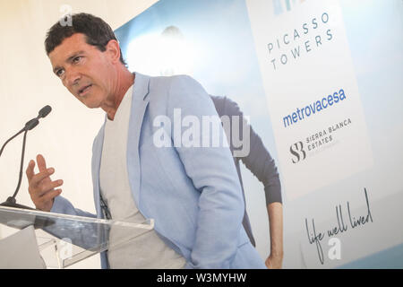 16 juillet 2019 - 17 juillet 2019 (Malaga) L'acteur Antonio Banderas Malaga a assisté à la présentation officielle de la projet immobilier Tours Picasso, dont il est l'image, à son avis, il reflète sa vision de l'avenir de Malaga, une ville qui, il a soutenu, ''doit pense que de luxe, d'une industrie qui peut contribuer beaucoup''. Ce projet prévoit la construction de trois tours résidentielles de 21 étages sur la côte ouest de Malaga capitale. Le complexe aura 86,963 mètres carrés et sera formé par trois tours résidentielles de 21 étages chacun. Le projet comprendra un total de 213 Banque D'Images