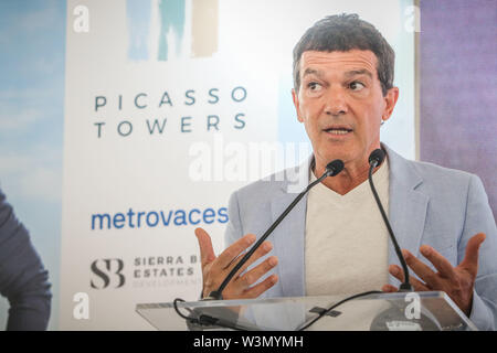 16 juillet 2019 - 17 juillet 2019 (Malaga) L'acteur Antonio Banderas Malaga a assisté à la présentation officielle de la projet immobilier Tours Picasso, dont il est l'image, à son avis, il reflète sa vision de l'avenir de Malaga, une ville qui, il a soutenu, ''doit pense que de luxe, d'une industrie qui peut contribuer beaucoup''. Ce projet prévoit la construction de trois tours résidentielles de 21 étages sur la côte ouest de Malaga capitale. Le complexe aura 86,963 mètres carrés et sera formé par trois tours résidentielles de 21 étages chacun. Le projet comprendra un total de 213 Banque D'Images