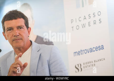 16 juillet 2019 - 17 juillet 2019 (Malaga) L'acteur Antonio Banderas Malaga a assisté à la présentation officielle de la projet immobilier Tours Picasso, dont il est l'image, à son avis, il reflète sa vision de l'avenir de Malaga, une ville qui, il a soutenu, ''doit pense que de luxe, d'une industrie qui peut contribuer beaucoup''. Ce projet prévoit la construction de trois tours résidentielles de 21 étages sur la côte ouest de Malaga capitale. Le complexe aura 86,963 mètres carrés et sera formé par trois tours résidentielles de 21 étages chacun. Le projet comprendra un total de 213 Banque D'Images