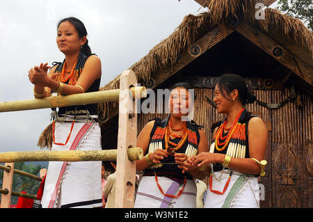 Les femmes en costume traditionnel de Naga, dans le village de Ungma, 10 kilomètres au sud d'Mokochung ville, au Nagaland, Inde. Le Nagaland, est un petit État de collines, dans le nord-est de l'Inde. La population, essentiellement des personnes (Naga) est près de deux millions de dollars. Il a une superficie totale de 6 401 milles carrés, ce qui en fait l'un des plus petits états de l'Inde. Comme 90,02 % de la population est chrétienne, l'État Hill est connu comme le plus peuplé de l'état Baptiste dans le monde. Le 31 décembre 2008. Banque D'Images