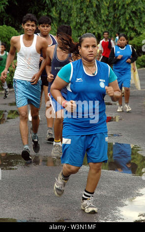 Shakila Babe et Sanno Babe, à pratiquer avec d'autres, dans les sports Authority of India, complexe à Salt Lake, Kolkata, West Bengal, India. 24 sept 2008. Ces jumeaux prodigieuse d'un pauvre communauté musulmane en Iqbalpur, prouvé que les femmes peuvent faire des choses les hommes peuvent faire. En dépit de la réticence de leur père sur le terrain de liaisons sociales et communautaires, leur mère les a inspiré à devenir une femme boxers. Contre toute attente, Shakila maintenant est reconnu comme l'un des plus prometteurs jeunes boxeurs femmes en Inde. Elle a remporté le championnat international en Turquie. Sanno avait également été nominée pour le ca Banque D'Images